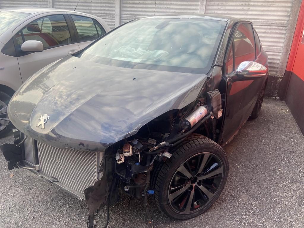 Prima: l’auto incidentata del cliente, con il frontale danneggiato