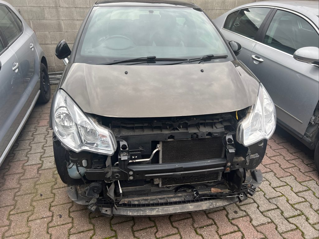 Auto incidentata senza paraurti anteriore, in attesa del ritiro