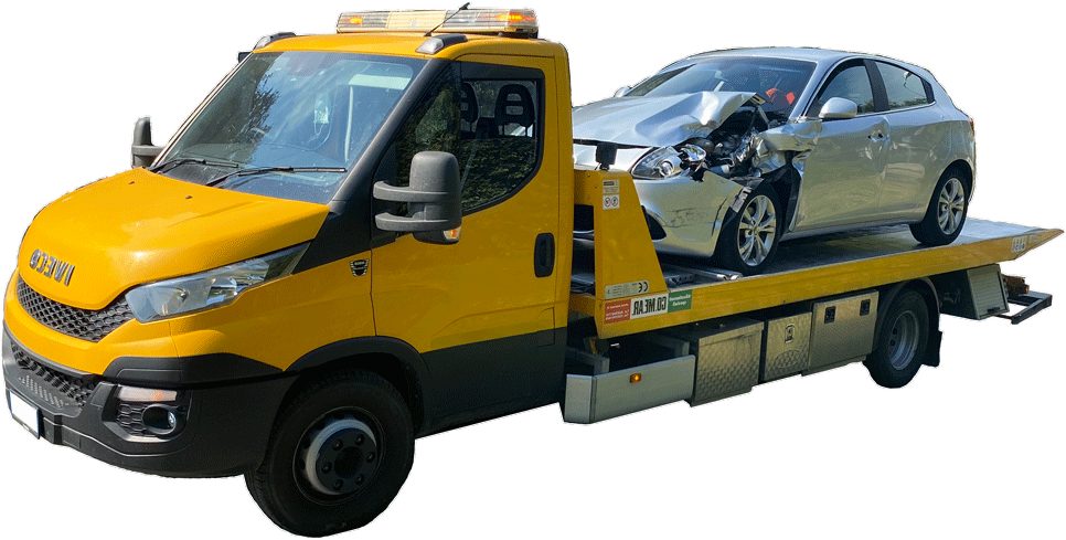 Il nostro carro attrezzi Iveco con un'auto incidentata caricata
