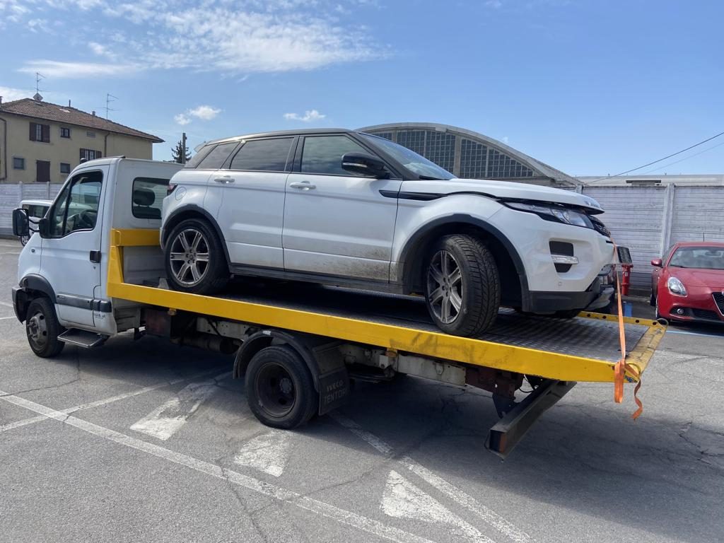 Il nostro carro attrezzi con una Range Rover Evoque ritirata dal cliente