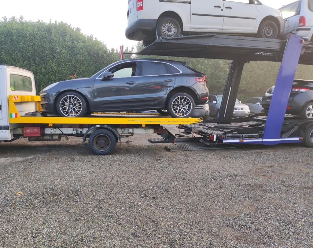 Porsche Macan caricata sul nostro carro attrezzi, accanto alla bisarca